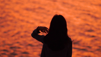 海边女生图片背影或侧脸_海边女生图片背影_女生海边图片