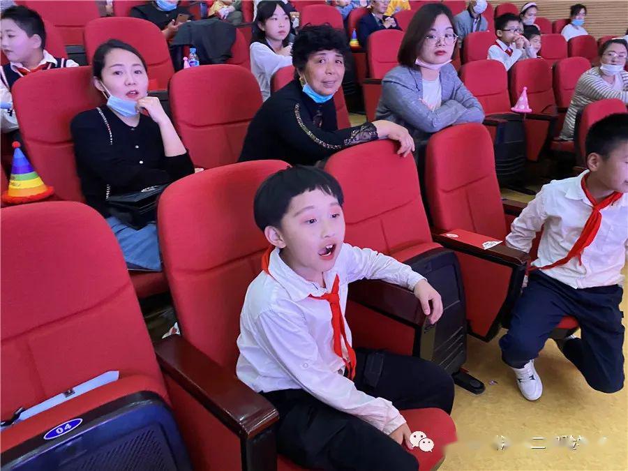 动漫美女湿裤子图片_美女脱去裤子打针图片_美女湿裤裆图片